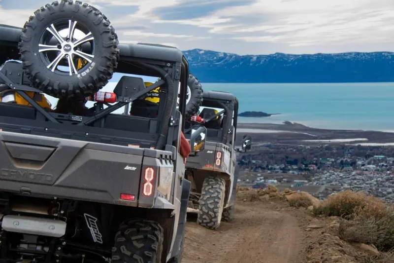 Vehículos 4×4 con vista al lago, en la excursión de aventura