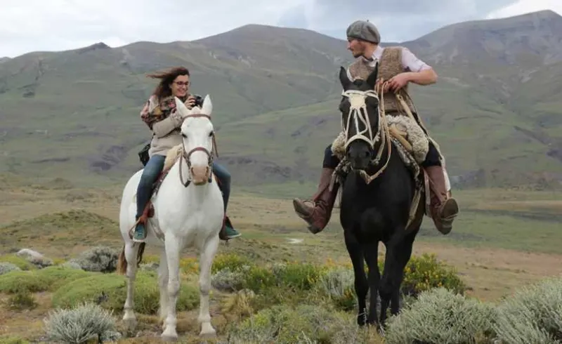 Dos jinetes a caballo en el paisaje patagónico