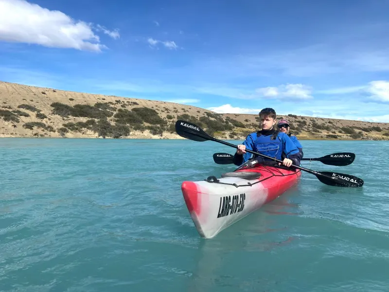 Persona remando en kayak en las aguas turquesas del Río Santa Cruz