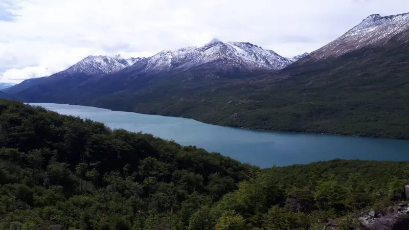 Lago del Desierto rodeado de montañas, en el norte del Parque Nacional Los Glaciares
