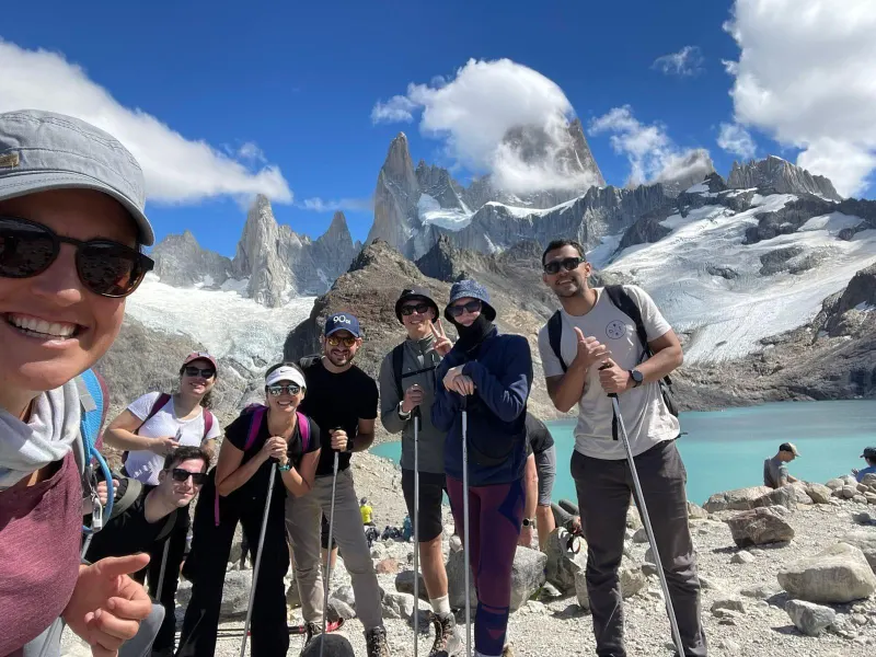 Grupo de caminantes frente al Cerro Fitz Roy, en el trekking a Laguna de los Tres
