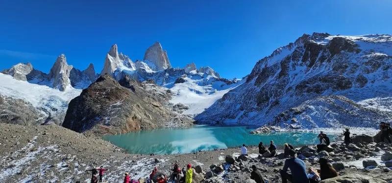 Laguna de los Tres y el Cerro Fitz Roy, con caminantes en la orilla