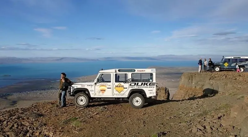 Vehículo 4×4 en un mirador de los alrededores de El Calafate, con una persona a un costado