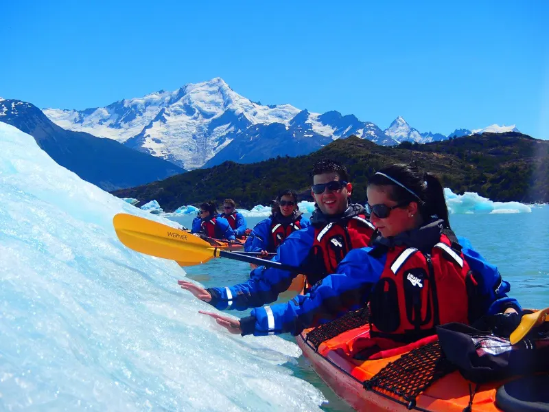Kayakistas con equipo técnico remando junto al hielo del Glaciar Perito Moreno