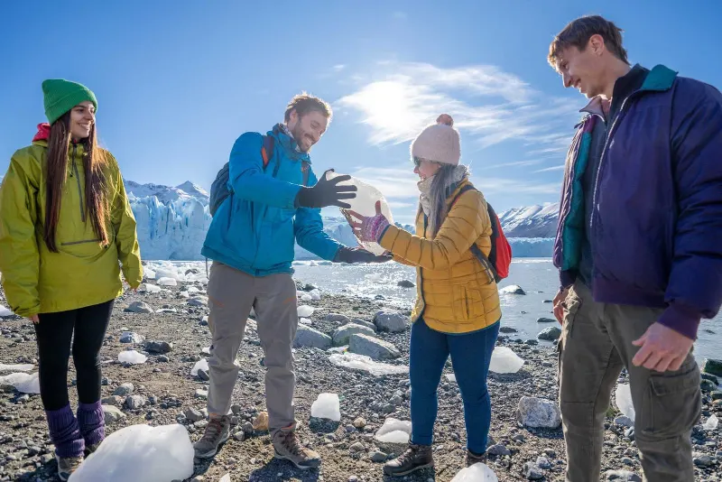 Grupo de visitantes en la costa frente al Glaciar Perito Moreno, en la excursión Safari Azul