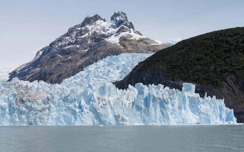 Frente de glaciar y montañas nevadas del Parque Nacional Los Glaciares, en las navegaciones de día completo